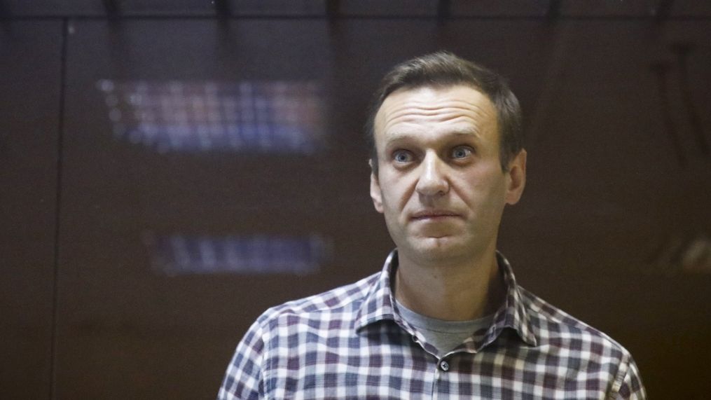 Navalnyj je v kritickém stavu a hrozí mu selhání ledvin, tvrdí lékaři